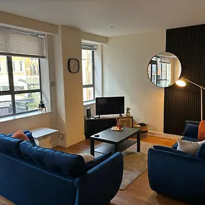 Modern 2 Bdr Flat In Centre With Free Parking Apartment